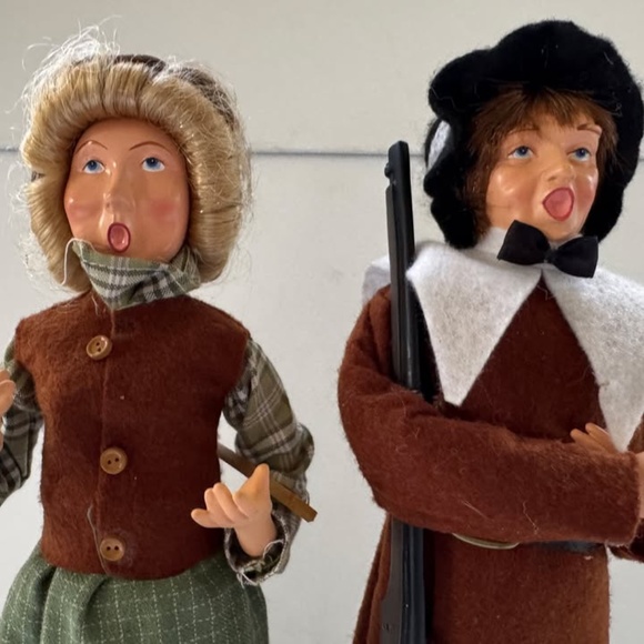 Set 2 Byers Choice Carolers STYLE? Pilgrim Thanksgiving Shotgun Dolls Decor - Picture 2 of 8